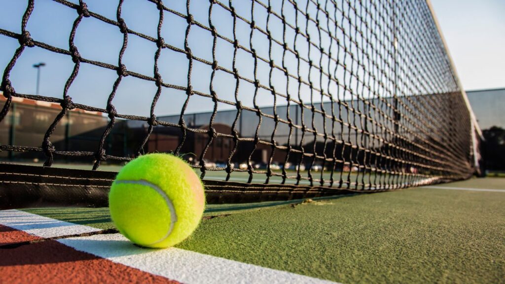 テニスボールを使ったマッサージ法！手軽にできるテニスボールの活用法首の筋肉をほぐすテニスボールマッサージ